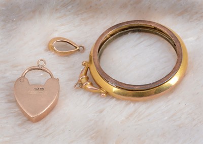 Lot 10 - A small collection of miscellaneous 9ct gold