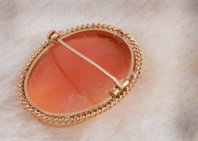 Lot 13 - A 9ct gold shell carved cameo brooch