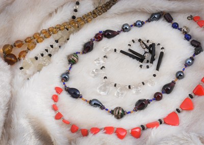 Lot 15 - A small collection of art deco necklaces