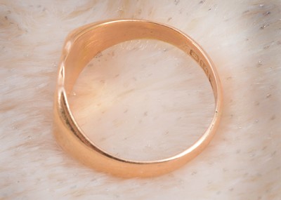 Lot 22 - An 18ct gold gentleman's shield shaped signet ring