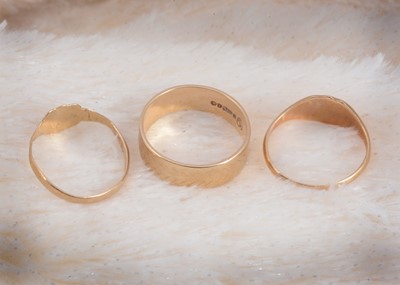 Lot 25 - A 9ct gold flattened wedding band