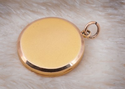 Lot 39 - A 9ct gold circular hinged locket