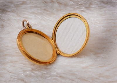 Lot 39 - A 9ct gold circular hinged locket