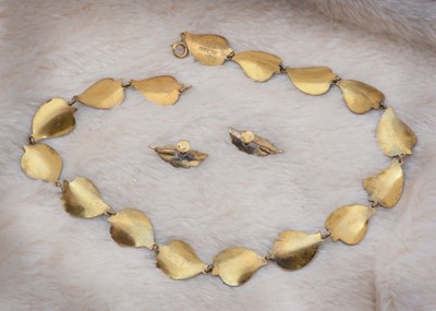 Lot 42 - A Hans Myhre Norwegian silver and enamel leaf necklace