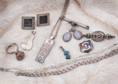 Lot 45 - A silver jubilee ingot pendant
