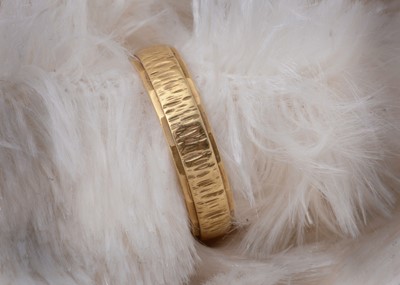 Lot 49 - An 18ct gold wedding band