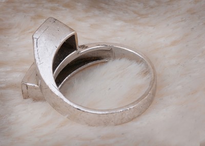 Lot 52 - A continental white gold 14k marked diamond crossover dress ring