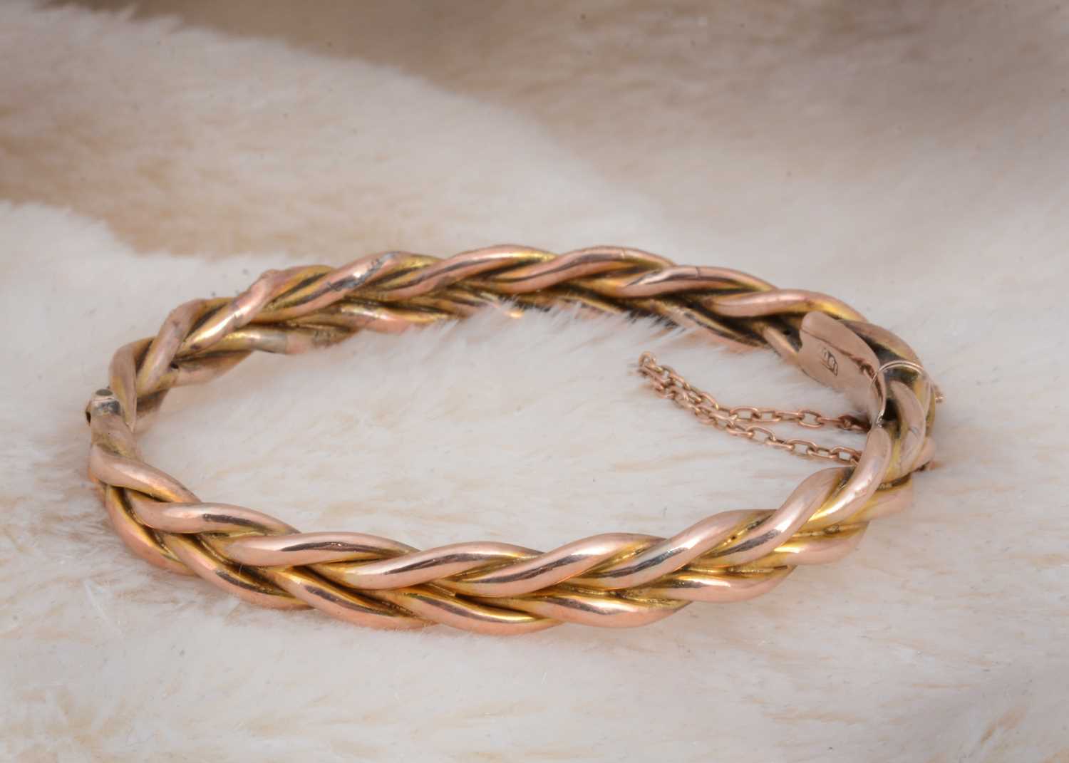 Lot 61 - A 9ct gold plaited hinged bangle