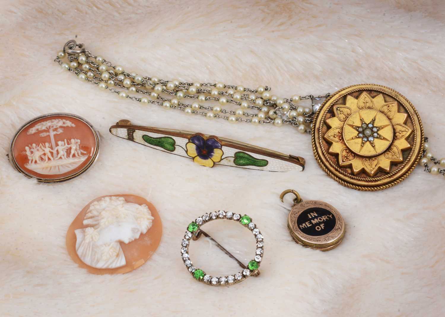 Lot 62 - A shell carved oval cameo brooch
