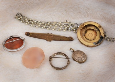 Lot 62 - A shell carved oval cameo brooch