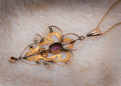 Lot 74 - A 9ct gold art nouveau garnet pendant and chain