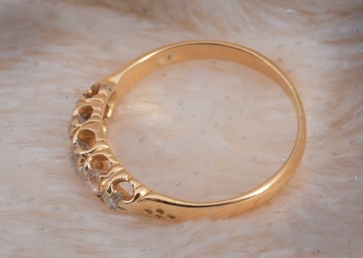 Lot 76 - An 18ct gold Victorian five stone dress ring