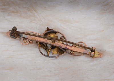 Lot 77 - A 9ct gold bar brooch of floral design