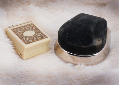 Lot 80 - Two art deco ring boxes
