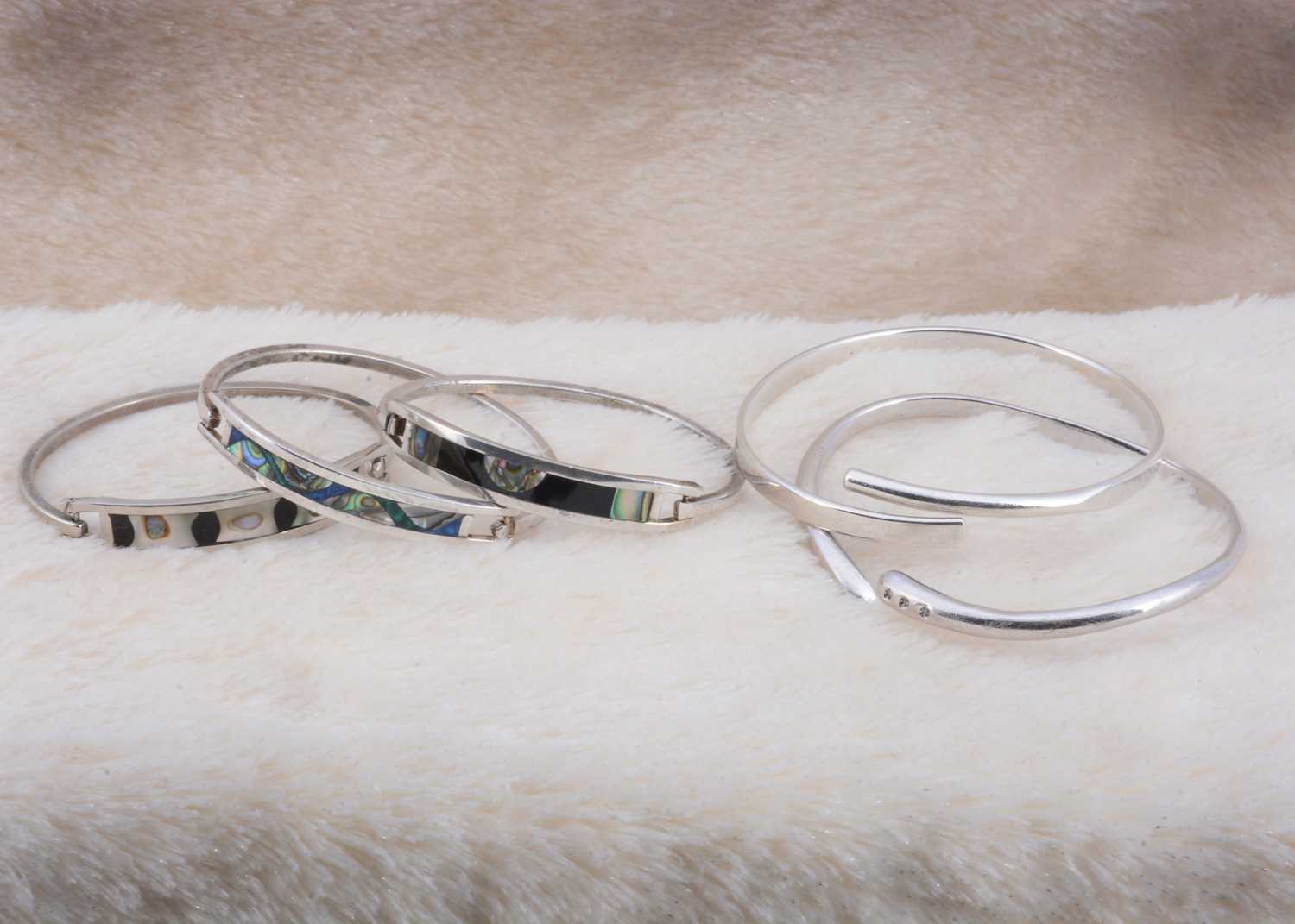 Lot 81 - A collection of five bangles