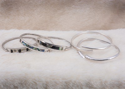 Lot 81 - A collection of five bangles