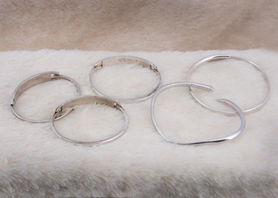 Lot 81 - A collection of five bangles