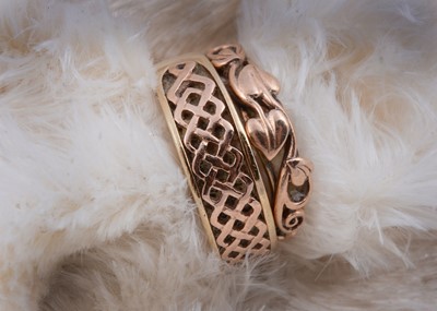 Lot 132 - Two 9ct gold rings