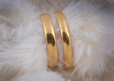 Lot 160 - Two 22ct gold wedding bands