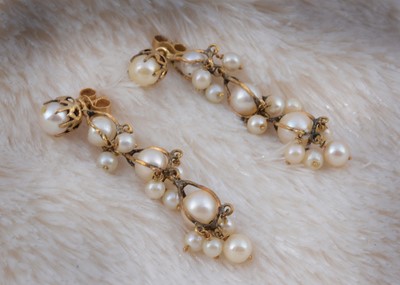 Lot 189 - A pair of yellow metal and cultured pearl drop earrings