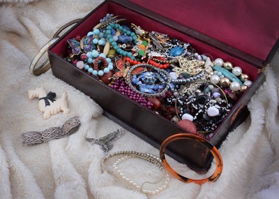 Lot 207 - A collection of costume jewels