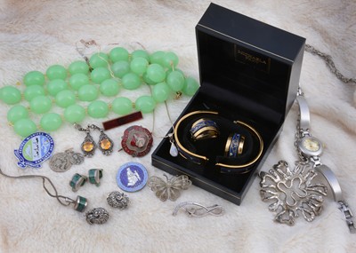 Lot 213 - A collection of white metal jewels