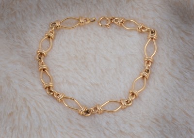Lot 238 - A 9ct gold bracelet