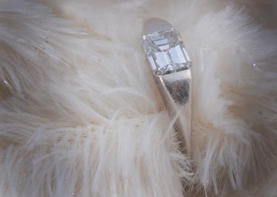 Lot 252 - A diamond platinum solitaire ring