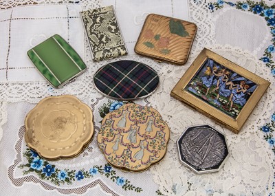 Lot 345 - Gilt metal rectangular Gwenda cigarette case