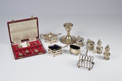 Lot 401 - A collection of 20th century small silver items