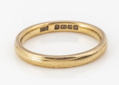 Lot 17 - A 22ct gold wedding band