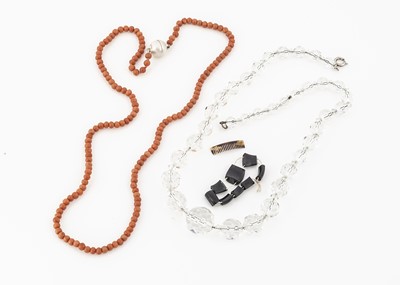 Lot 34 - A coral bead necklace