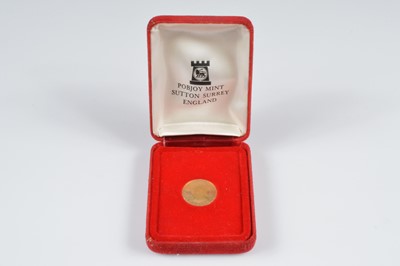 Lot 99 - A Pobjoy Mint Elizabeth II Isle of Man 9ct gold Crown