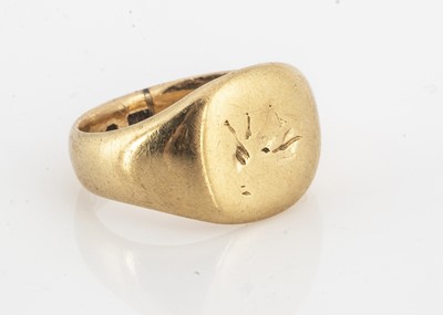 Lot 74 - An 18ct gold signet ring