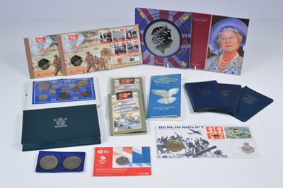 Lot 137 - A small collection of British proof and uncirculated coins and sets