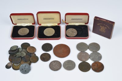Lot 139 - A small mixed lot of coins and medallions