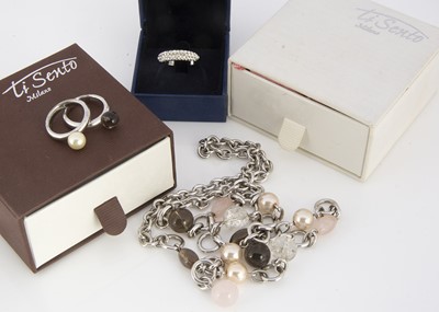 Lot 82 - A collection of costume jewels