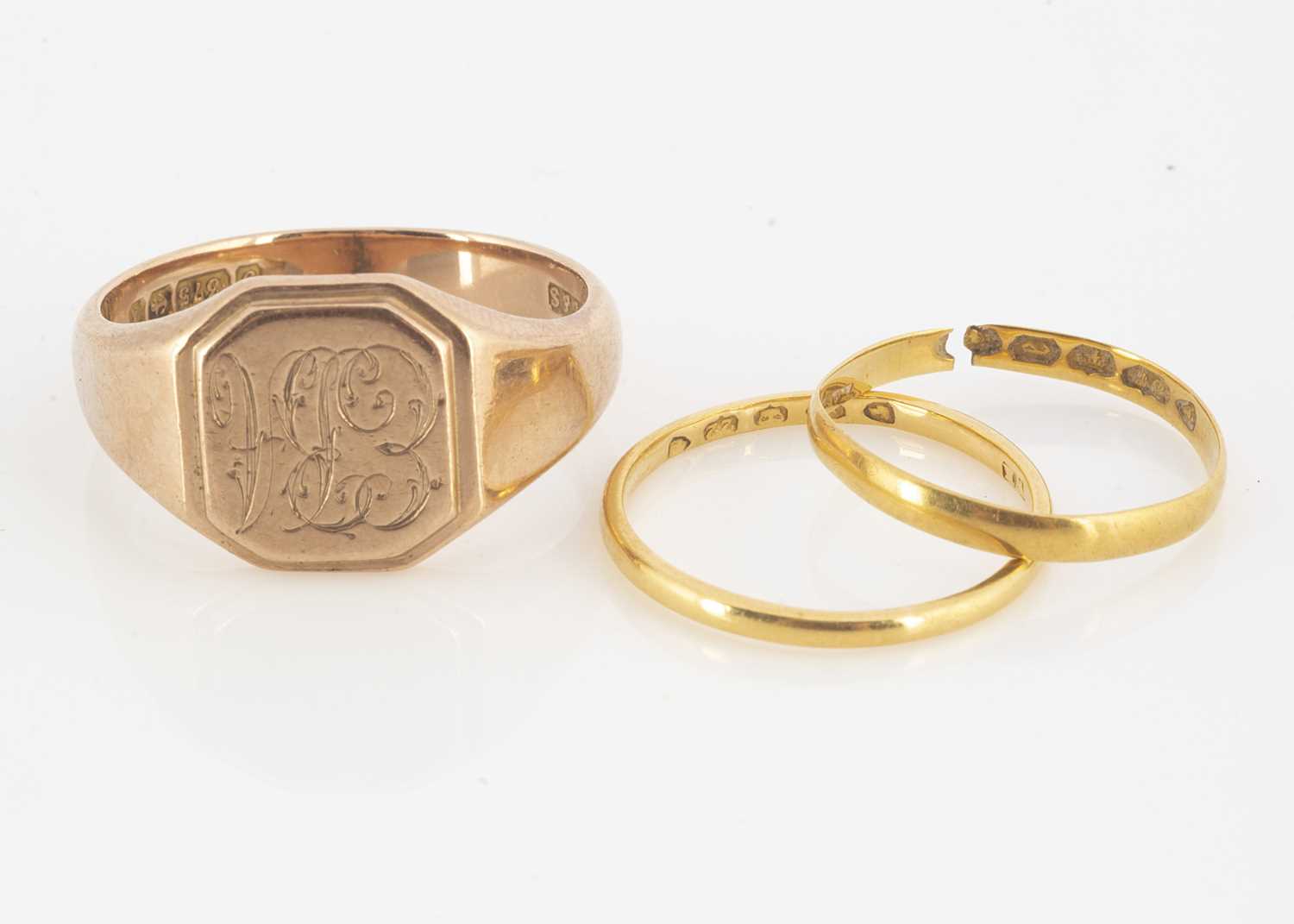 Lot 88 - An Art Deco 9ct gold gentleman's signet ring
