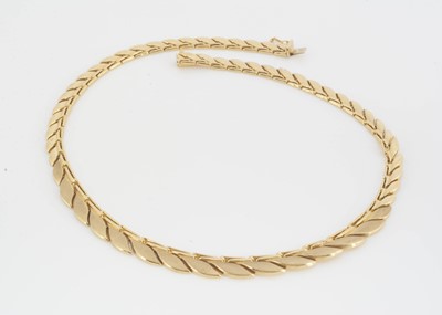 Lot 94 - An contemporary yellow metal 750 marked necklace