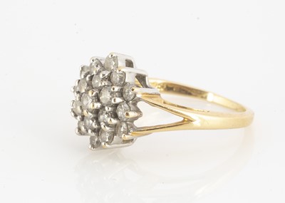 Lot 124 - An 18ct gold diamond cluster ring