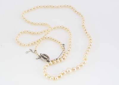 Lot 135 - An early 20th Century graduated and knotted string of cultured pearls