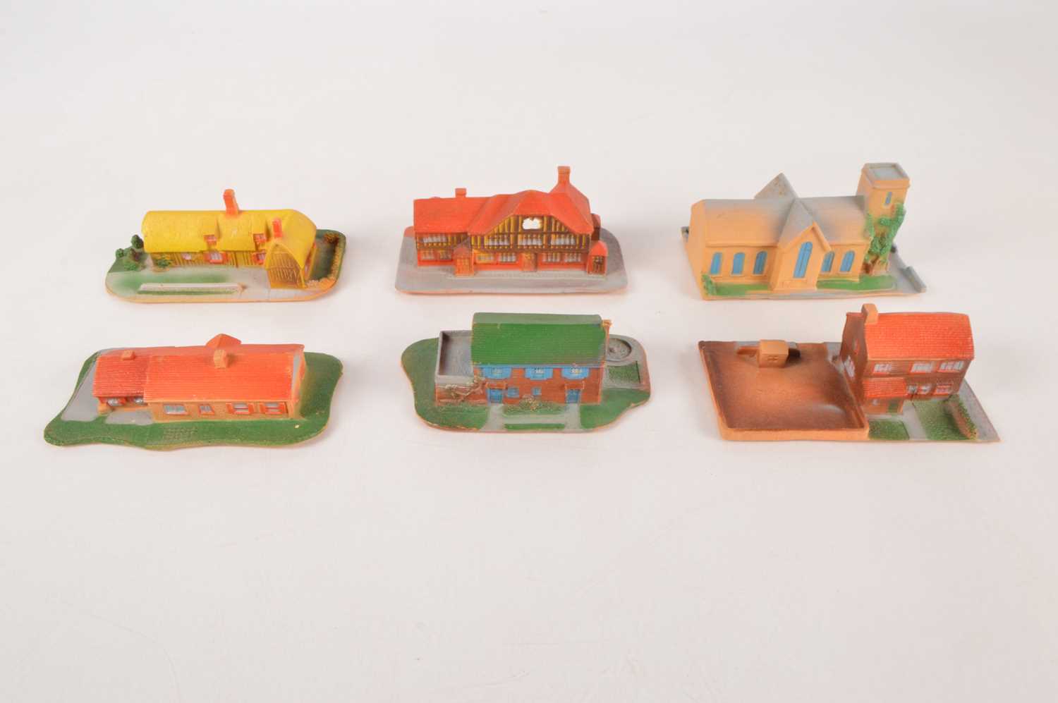 Lot 1 - Lone Star 000 N Gauge Eaglet Series Gulliver Country Town and Country Planning Buildings (6)
