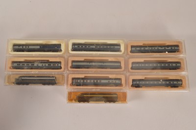 Lot 7 - American N Gauge Baltimore Ohio Diesel Locomotives and Coaches (10)