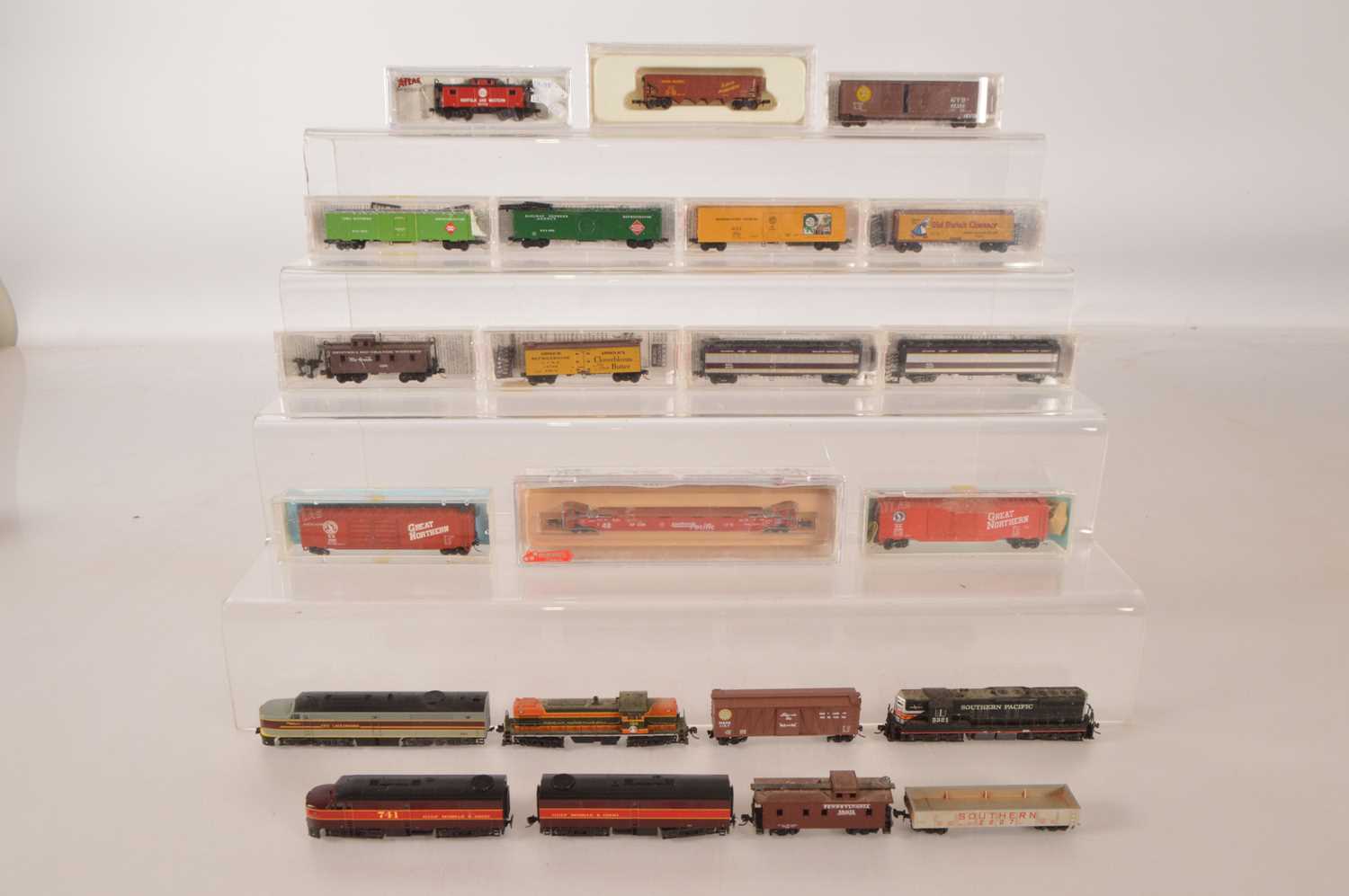 Lot 9 - American N Gauge Diesel Locomotives and Freight Stock (22)