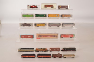 Lot 9 - American N Gauge Diesel Locomotives and Freight Stock (22)