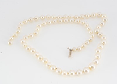 Lot 139 - A string of graduated knotted cultured pearls