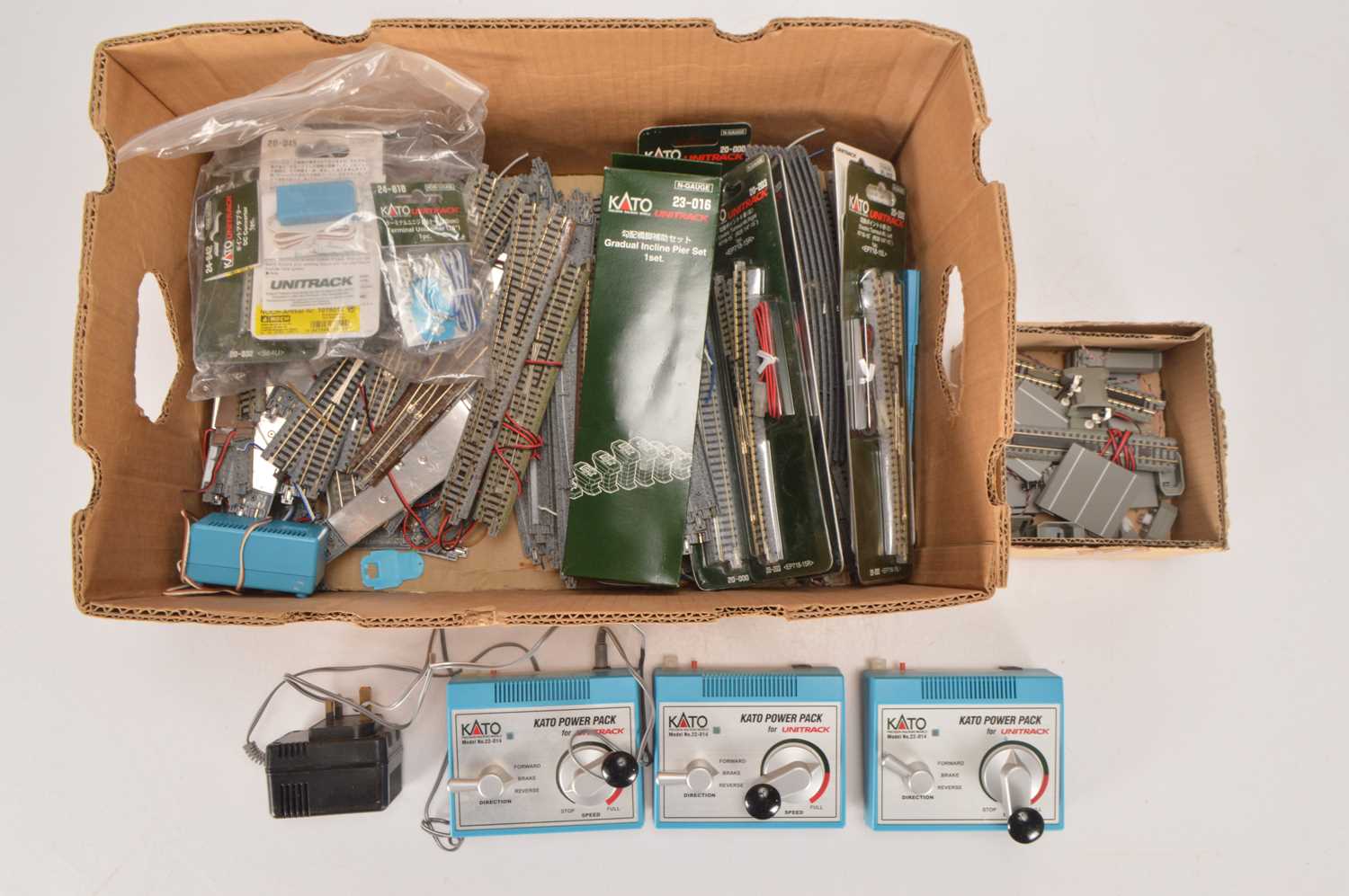 Lot 16 - Kato N gauge track and accessories (qty in 1 box)