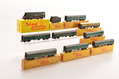 Lot 28 - Tri-ang TT Gauge boxed Merchant Navy Class Locomotive and boxed and unboxed BR SR green Coaches including two late issue and boxed 'Eagle' Pullman Car (10)