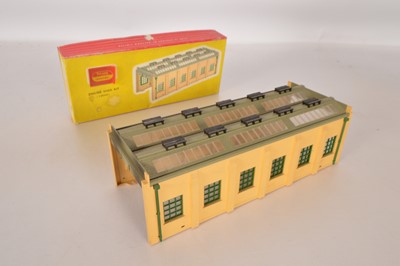Lot 31 - Tri-ang Hornby 00 Gauge ex Hornby-Dublo 5005 Engine Shed with Transitional Tri-ang-Hornby Sticker on Dublo box