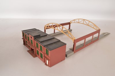Lot 34 - Tri-ang Hornby ex Hornby -Dublo  5083 maroon Station Building and various parts (qty)